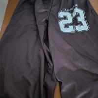 pantalone largo decorato con scritte e numeri