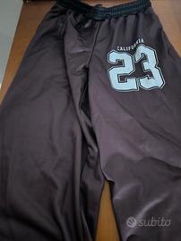 pantalone largo decorato con scritte e numeri