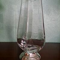 Vaso in cristallo con base in argento .