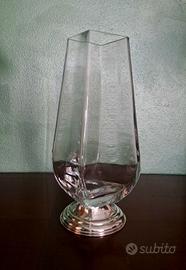 Vaso in cristallo con base in argento .