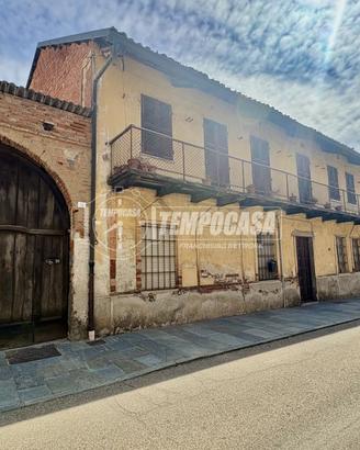 CASA DI CORTE DA RISTRUTTURARE - POSSIBILITÀ' DI R