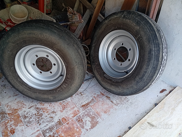Cerchi e gomme per rimorchio agricolo