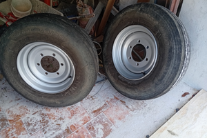 Cerchi e gomme per rimorchio agricolo