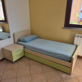 Cameretta: letto doppio, scrivania, libreria, comò