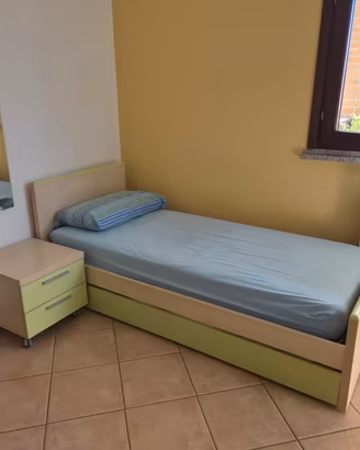 Cameretta: letto doppio, scrivania, libreria, comò
