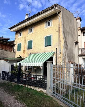 CASA IN LINEA DA RISTRUTTURARE CON CORTE RECINTATA