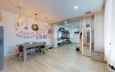 Ampio quadrilocale con terrazzo e box!