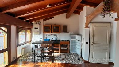 Monolocale con  sgabuzzino e  bagno finestrato