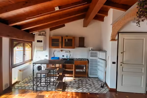 Monolocale con  sgabuzzino e  bagno finestrato