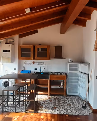 Monolocale con  sgabuzzino e  bagno finestrato