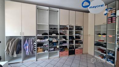 Arredamento completo per negozio di abbigliamento