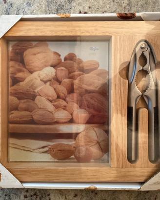 Vassoio per frutta secca con schiaccianoci