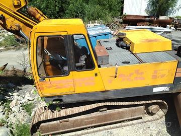 Escavatore rock 135 con martellone