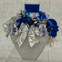 vaso con decorazioni natalizie 