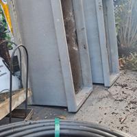 Fioriere e struttura sottovaso con rotelle