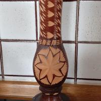 Vaso in legno scolpito