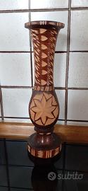 Vaso in legno scolpito