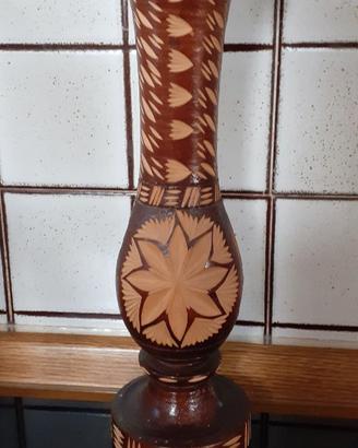 Vaso in legno scolpito
