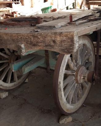 Carro in legno agricolo antico
