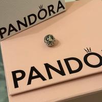 Charm Pandora con lettera L