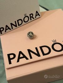 Charm Pandora con lettera L