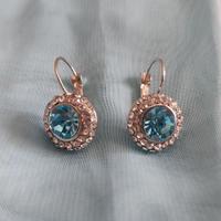 Orecchini pendenti con strass e pietra azzurra