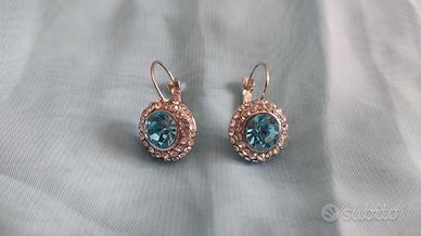 Orecchini pendenti con strass e pietra azzurra
