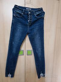 Jeans a vita alta con bottoni e strappi