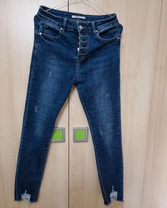 Jeans a vita alta con bottoni e strappi
