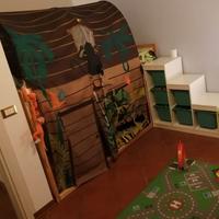 letto singolo Ikea in legno con scalette e tenda