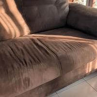 divano tre posti marrone scamosciato