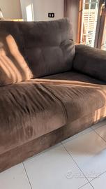 divano tre posti marrone scamosciato