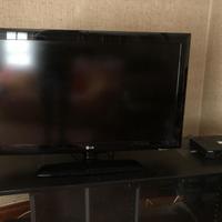 TV 32" + Decoder TV satellitare + Mobiletto