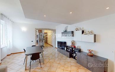 LUMINOSO APPARTAMENTO RISTRUTTURATO CON INGRESSO