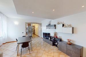 LUMINOSO APPARTAMENTO RISTRUTTURATO CON INGRESSO