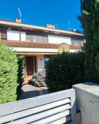 PADERNO, VILLA A SCHIERA IN ELEGANTE CONTESTO