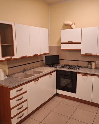 Cucina con elettrodomestici