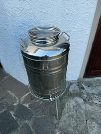 Contenitori per olio con anche la base dappoggio