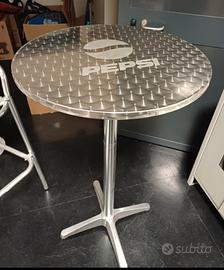 Tavolino con sgabelli