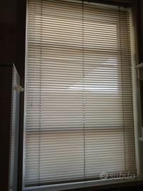 Tenda alla veneziana grigio chiaro 