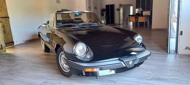 Alfa Romeo duetto 2000. Nera