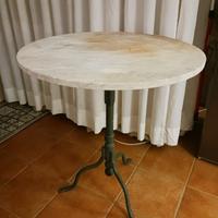 tavolino in ghisa con disco di marmo antico