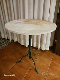 tavolino in ghisa con disco di marmo antico