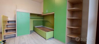 Cameretta a soppalco angolare con letto contenitor