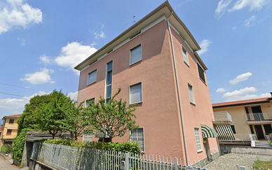 Bilocale a  Brivio con balcone e posto auto libero