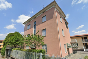 Bilocale a  Brivio con balcone e posto auto libero