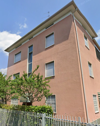 Bilocale a  Brivio con balcone e posto auto libero