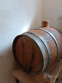 Botte in rovere con aceto di vino