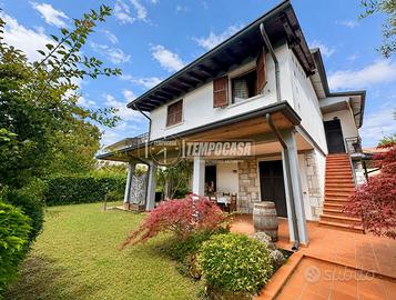 PORZIONE DI VILLA BIFAMILIARE CON PISCINA