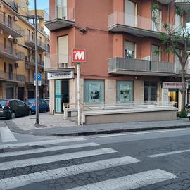 Bottega angolare ristrutturata - Centro Catania, C